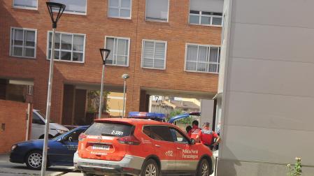 La Policía Foral, junto a la vivienda donde se produjeron los hechos el año pasado