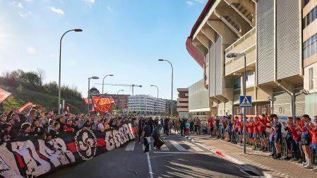 Los jugadores de Osasuna, a la derecha, junto a los aficionados la víspera del choque de vuelta de la Copa del Rey que disputaron en San Mamés