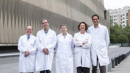De izquierda a derecha, Luis Montuenga (Cima), David Escors y Grazyna Kochan (Navarrabiomed), Ruth Vera (HUN) y Rubén Pío (Cima).