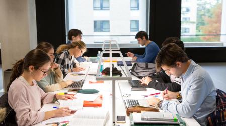 Estudiantes en la biblioteca Central de la Universidad de Navarra