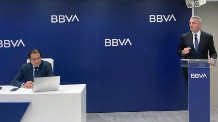 El economista jefe para España de BBVA Research, Miguel Cardoso (izda.), acompañado por el director de BBVA en Catalunya, José Ballester