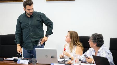 El alcalde de Zizur, Jon Gondán, conversa con la secretaria y la concejal Irantzu Zabalza
