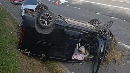 Estado en el que quedó el automóvol tras volcar en la entrada de la boca sur del túnel de Belate
