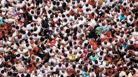 Decenas de personas disfrutando del arranque de las fiestas, el 6 de julio de 2022