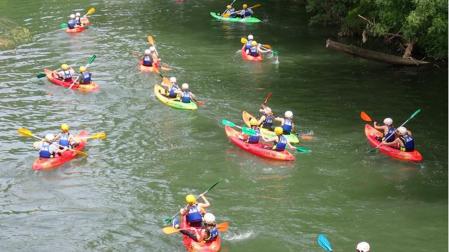 Actividad básica de piragüismo y kayak en el río Arga