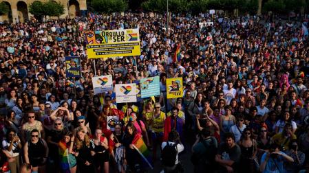 La manifestación por el ‘Día del Orgullo’ terminó en la Plaza del Castillo de Pamplona.