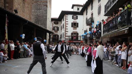 Santesteban honra este jueves a su patrón, San Pedro, con el baile de la bandera y la interpretación del Trapatan