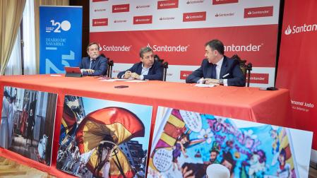 Luis Colina (La Información SA), el vicealcalde Carlos Salvador y Javier Gallardo (Banco Santander), en la presentación del Concurso Fotográfico San Fermín