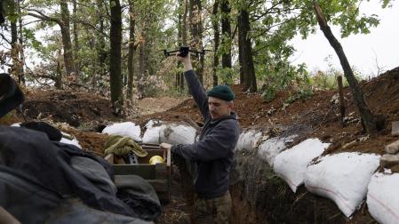 Un militar ucraniano opera un dron en un lugar no revelado a lo largo de la línea del frente en dirección a Donetsk