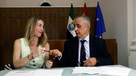 La presidenta del PP de Extremadura, María Guardiola, y el portavoz de Vox en la Asamblea de Extremadura, Ángel Pelayo Gordillo, durante la firma del acuerdo entre PP y Vox para gobernar en coalición Extremadura