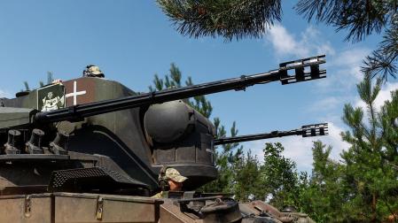 Militares ucranianos operan un cañón antiaéreo autopropulsado Gepard durante su turno de combate, en medio del ataque de Rusia a Ucrania
