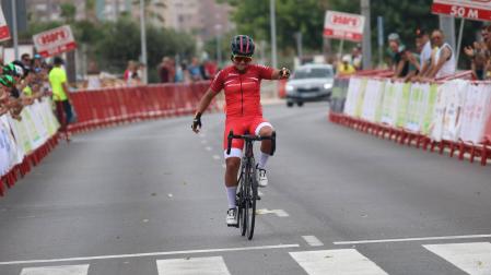 La ciclista navarra Paula Ostiz entra en solitario en la meta de la prueba en ruta de Cartagena (Murcia)