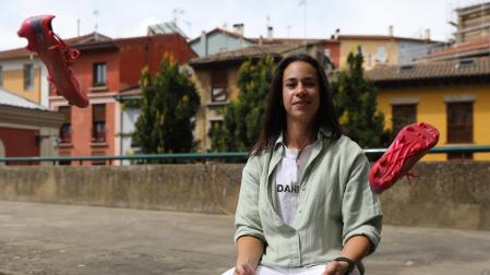Leyre Fernández lanza sus botas al aire en la plaza de Los Burgos, donde vivió hasta los 14 años y empezó a jugar al fútbol con otros niños, entre ellos Iñaki Williams.	eduardo buxens