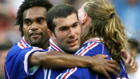 J’etit y Karembeau abrazan a Zidane tras marcar el primer gol de Francia