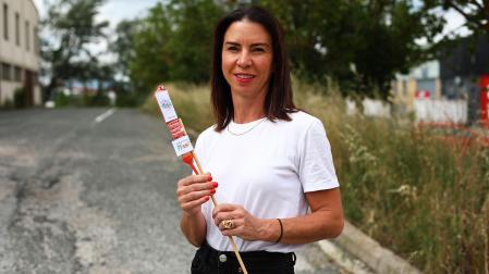 Andrea López Lana con un cohete anunciador de fiestas, en la calle donde tiene su local en Beriáin