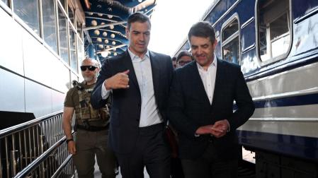El presidente del Gobierno español, Pedro Sánchez, a su llegada este sábado en tren a la estación de Kiev, para reunirse con el presidente ucraniano, Volodímir Zelenski, en el primer día de la presidencia española de la UE
