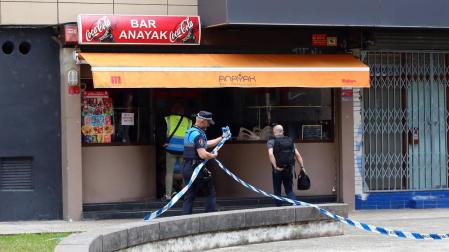 Un agente de la Policía Municipal de Pamplona, en el exterior del bar de Ermitagaña en el que ha ocurrido el suceso