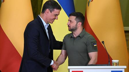 El presidente Pedro Sánchez junto a Volodimir Zelensky en una conferencia de prensa conjunta