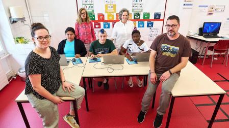 La boliviana Maure Mendieta (20 años), Alberto Fernández Olcoz (de Larraga, 20 años) y la camerunesa Manele Atchoukeu (18), con sus ordenadores, en el aula en la que han asistido al taller de Inteligencia Artificial del centro de educación especial El Molino, en Pamplona