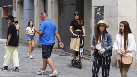 Una mujer circulando correctamente por la avenida de Carlos III de Pamplona