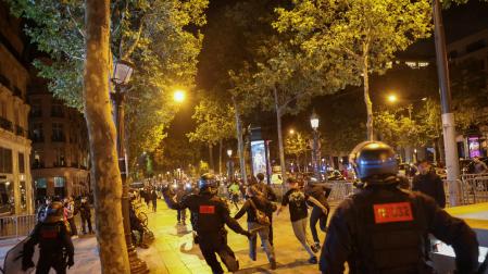 Disturbios en los Campos Elíseos de París