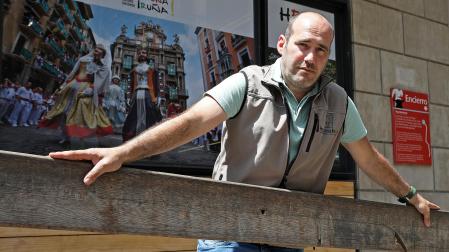 Xabier Aldaz Ayerra, en el vallado que se deja todo el año en la esquina de Santo Domingo con la plaza consistorial