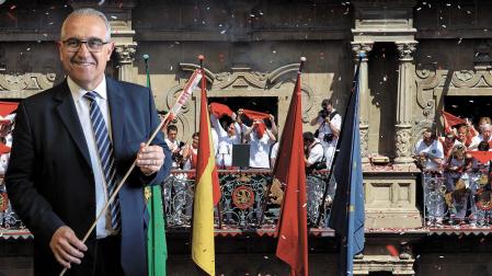 Enrique Maya salió con antelación al balcón para disfrutar del ambiente antes de lanzar el chupinazo