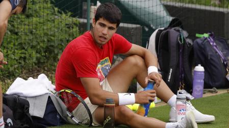 Alcaraz, con el muslo derecho vendado, entrena en el All England Lawn Tennis and Croquet Club de Londres