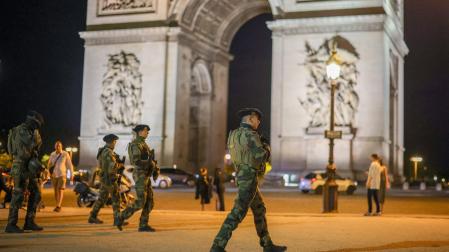 Soldados franceses vigilan mientras aseguran el área cerca del Arco del Triunfo, la pasada noche en París para evitar las protestas