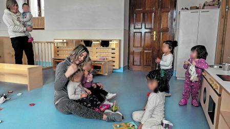 De pie a la izda., Eguiarte Goñi, directora de la escuela; y la educadora Eguiarte Ros con varios de los niños y niñas de la escuela.