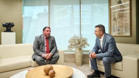 El Defensor del Pueblo de Navarra, Patxi Vera (derecha), ha recibido este martes en su despacho oficial al presidente del Parlamento de Navarra, Unai Hualde