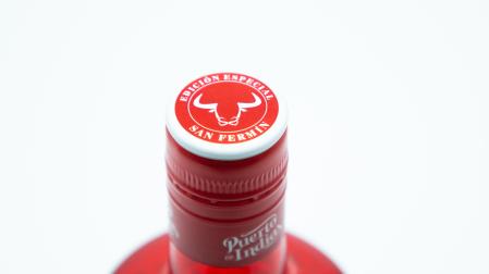 Detalle del tapón de la botella de la ginebra que homenajea a los Sanfermines