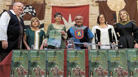 Desde la izquierda, Jorge Ruiz, Maribel Ausejo, Loreto San Martín, José Flamarique, los cuatro de la Asociación de Comerciantes, la alcaldesa de Estella, Marta Ruiz de Alda, y la edil Cristina Pérez