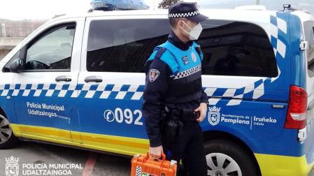 Un agente de la Policía Municipal con un desfibrilador