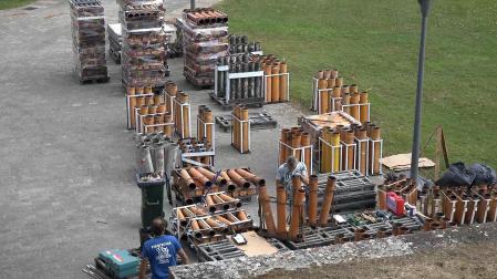 Dos operarios realizan las labores de mantenimiento del material y su distribución en distintos puntos del recinto amurallado