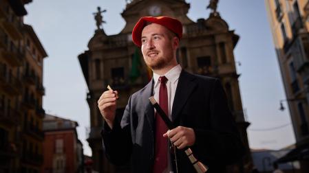 Iker Baztán con el traje que luce cada 6 de julio durante el Chupinazo