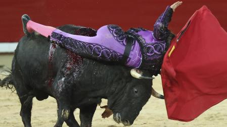 Cristiano Torres, volteado por 'Ibicenco', el último de la tarde, al que le ha cortado una oreja