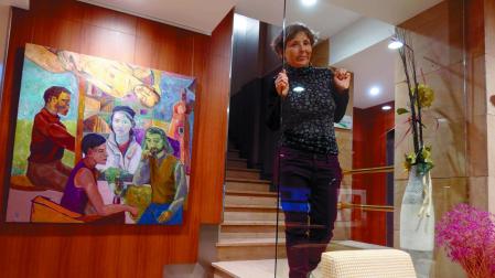 La artista Marijose Recalde, junto a una de las obras de gran formato de la exposición 'En los talleres de los artistas', en la que presenta distintos retratos