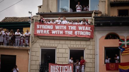 Pancartas de apoyo a Osasuna en uno de los edificios de la plaza Consistorial