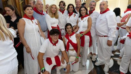 Norma Duval y Juan José Padilla posan con sus respectivas familias y amigos