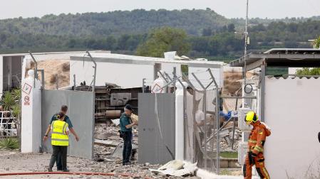 Agentes de la Guardia Civil inspeccionan el lugar de la explosión en la Pirotecnia del Mediterráneo, en Vilamarxant (Valencia)