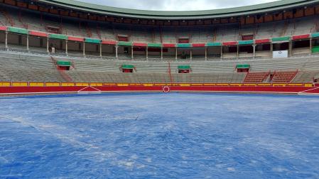 Ruedo de la plaza de toros de Pamplona protegido con lonas este 6 de julio