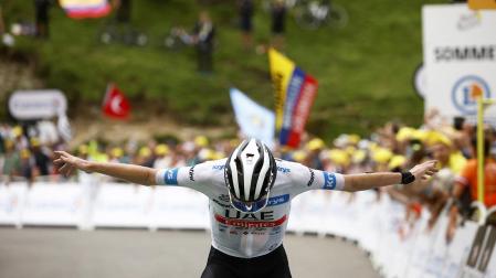 Tadej Pogacar hace una reverencia al cruzar en primer lugar la meta del puerto de Cauterets