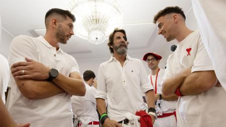 El torero Juan José Padilla conversa con los jugadores David García y Kike Barja