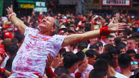 Brazos en cruz de un mozo en la plaza del Ayuntamiento en los minutos previos al chupinazo de estos Sanfermines de 2023