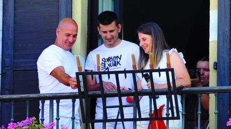 Desde la izquierda: Pascual Taberna, Ladis Satrustegui, y Karmele Pikabea