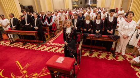 En primer término, las autoridades locales en una capilla de San Fermín abarrotada de gente para las vísperas.