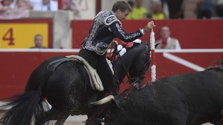 El rejoneador Pablo Hermoso de Mendoza durante la lidia a su primer toro de la tarde
