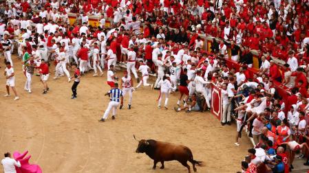 Toro rezagado en la plaza