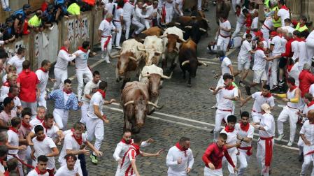 Primer encierro de San Fermín en el tramo del Ayuntamiento